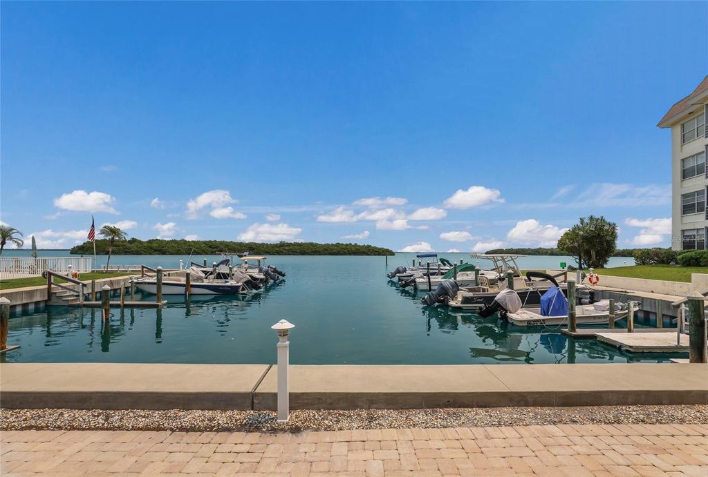 Photo of 535 Sutton Place, Longboat Key, FL 34228 (MLS # A4678021)