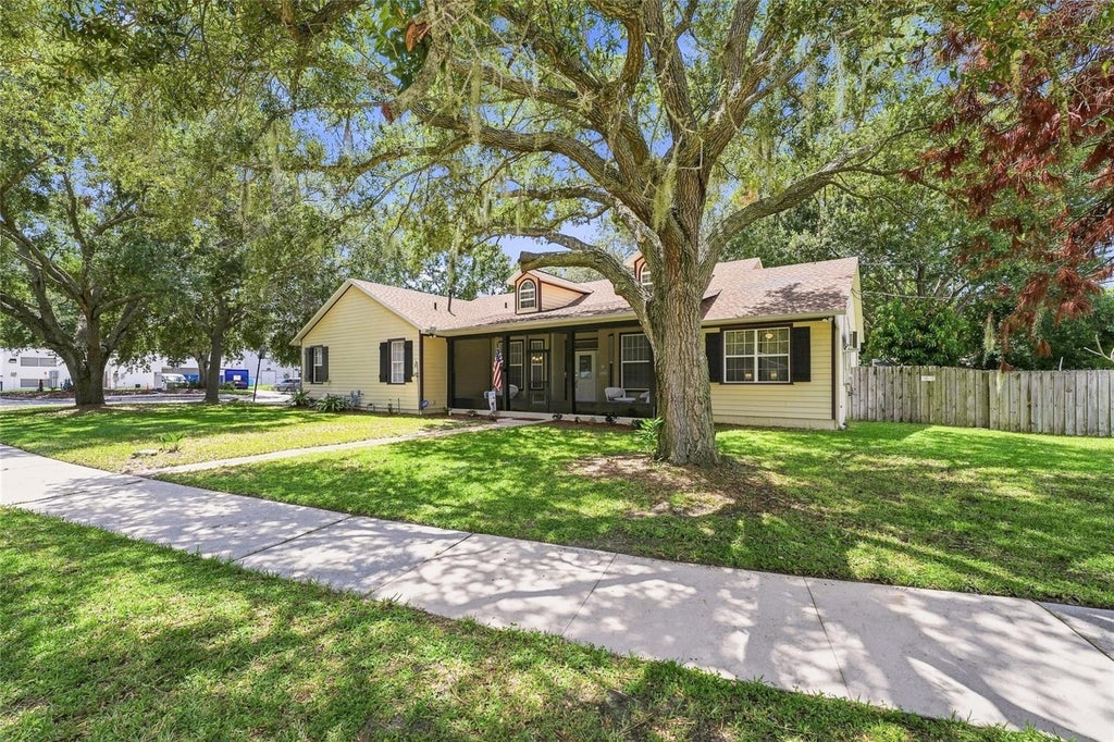 Photo of 502 Palm Drive, Winter Garden, FL 34787 (MLS # O6436846)