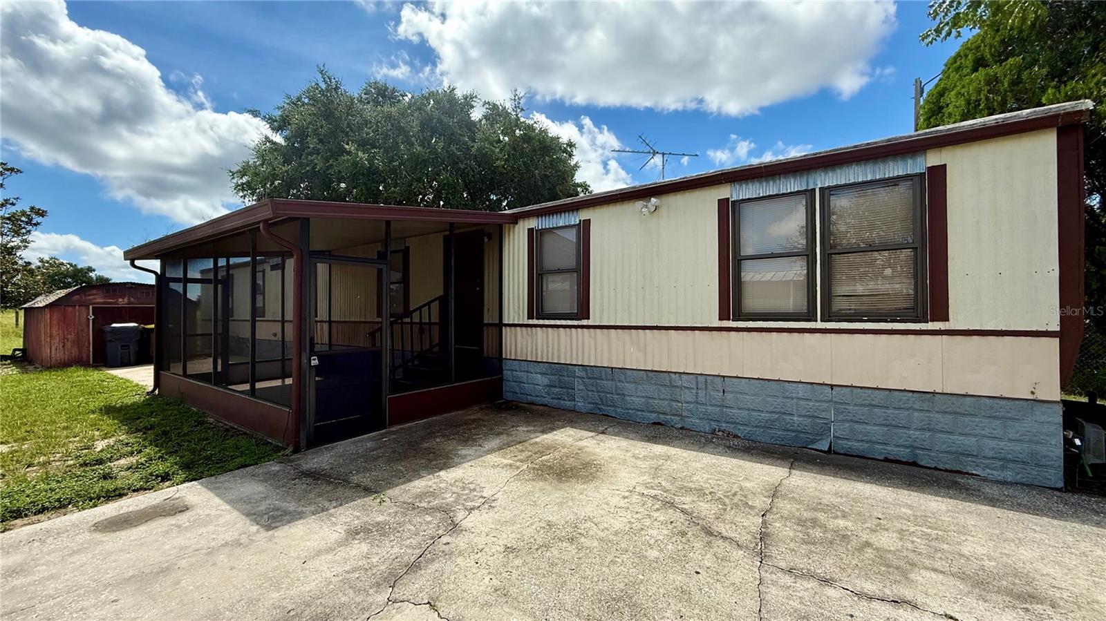Exclusive cash-only sale. Beautiful 3-bedroom, 2-bath mobile home with lot included, located in the charming city of Haines City, FL. Well-distributed spaces provide comfort and functionality for the whole family. Enjoy a peaceful and private setting with ample outdoor space, perfect for gardening or outdoor activities. Strategically located near services, schools, and main access roads. This property, with no HOA, offers complete freedom with no fees or additional restrictions. Experience the peace and control that comes with owning your own land. Ideal for those seeking a cozy home or investors looking for a hassle-free opportunity. Call today to schedule a tour.
