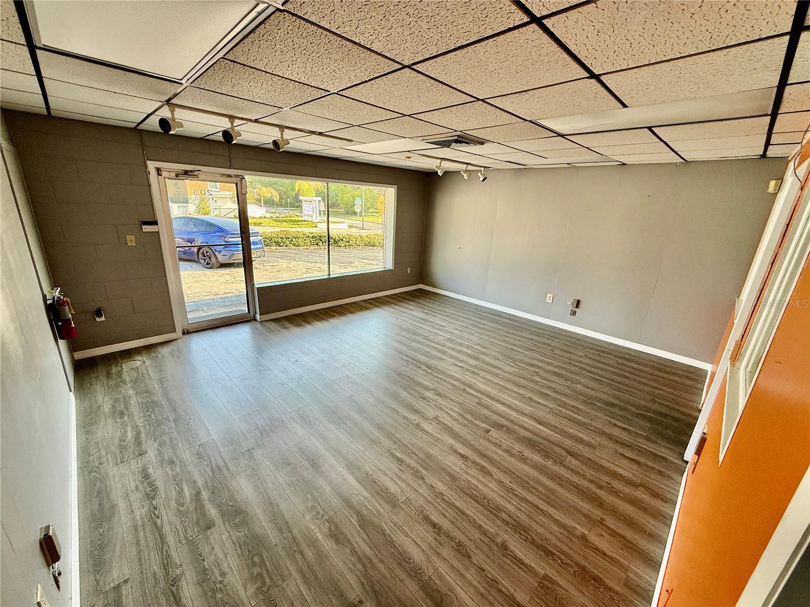 TAVARES - Commercial Lease