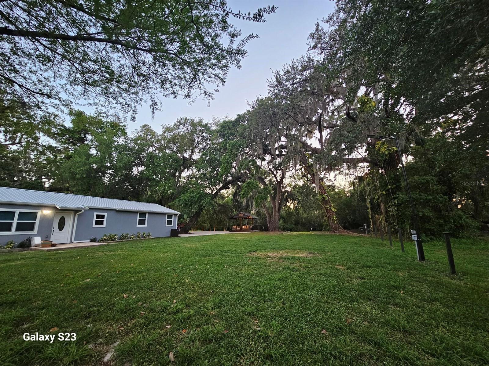 Beautiful three-bedroom, two-bathroom country home, large lot with an acre of beautiful trees on the riverbank. This beautiful property is in a wooded area but within the city and surrounded by beautiful nature, close to Orlando International Airport, shopping malls, supermarkets, the medical university city, the VA hospital, and Lake Nona Hospital. A place to relax with beautiful trees and large areas to enjoy nature, with a deck and a beautiful Gazebo to enjoy the beautiful place.