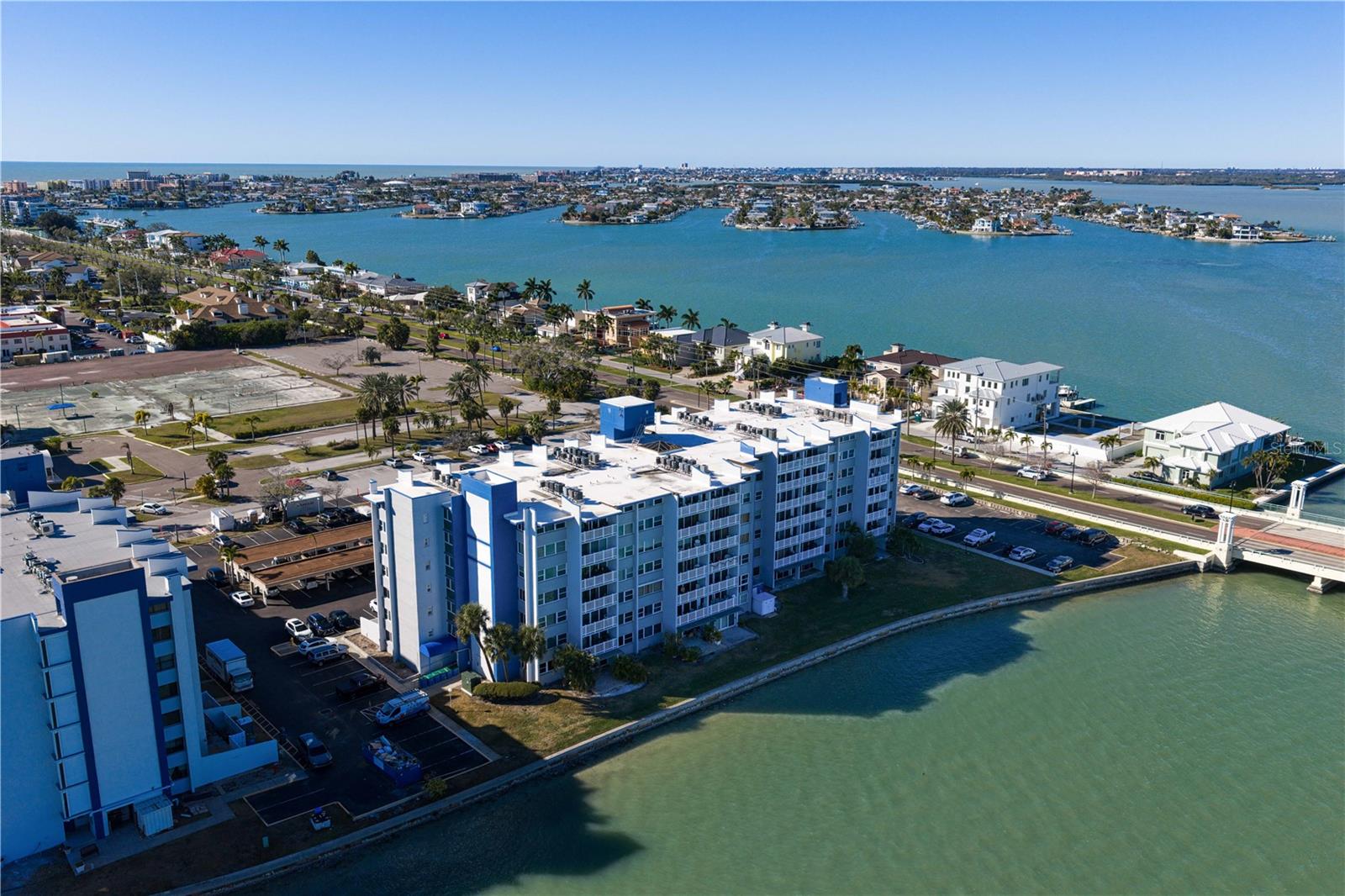 TREASURE ISLAND TENNIS & YACHT CLUB - Residential
