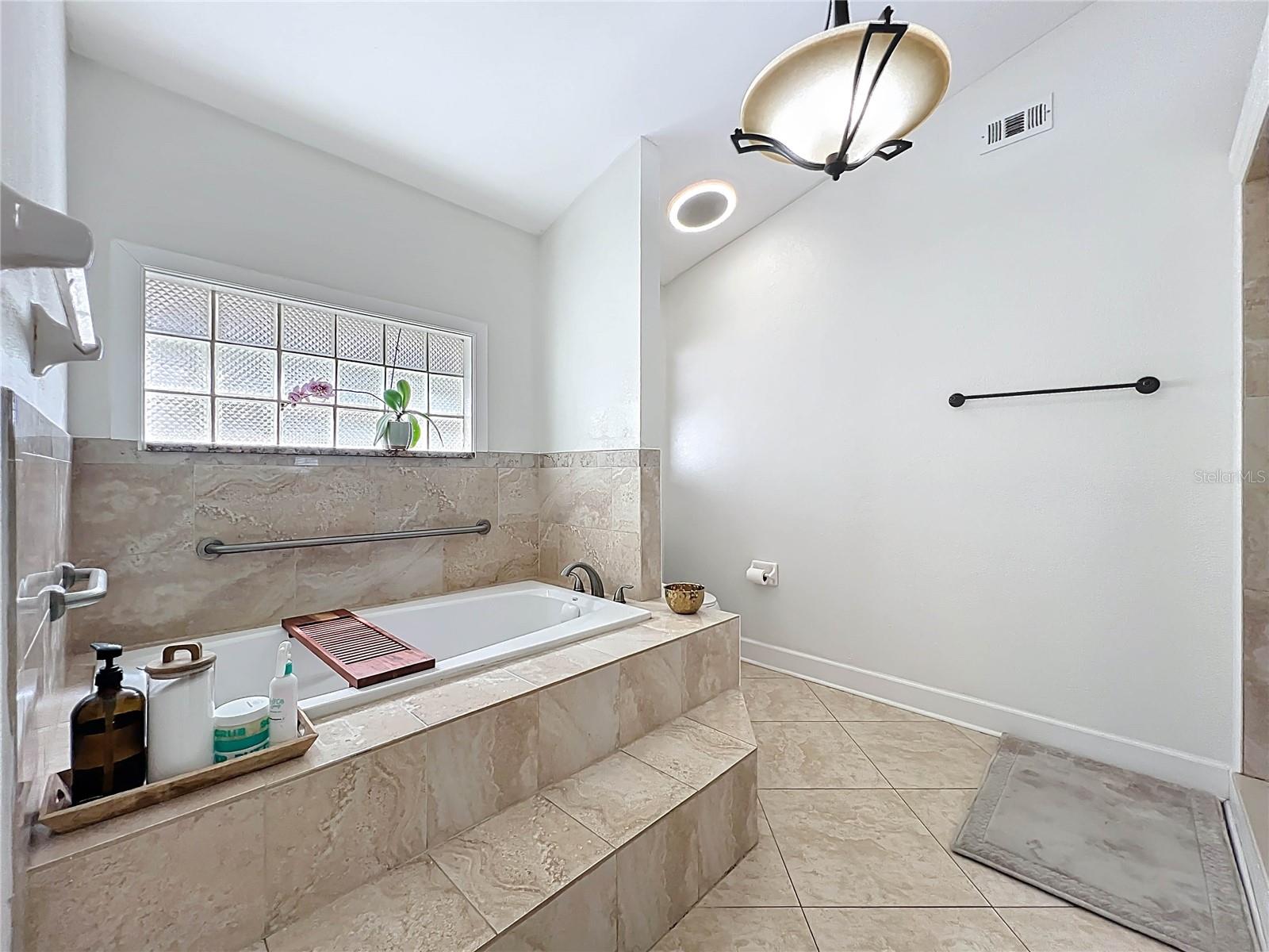 WHISPERING WINDS - Residential