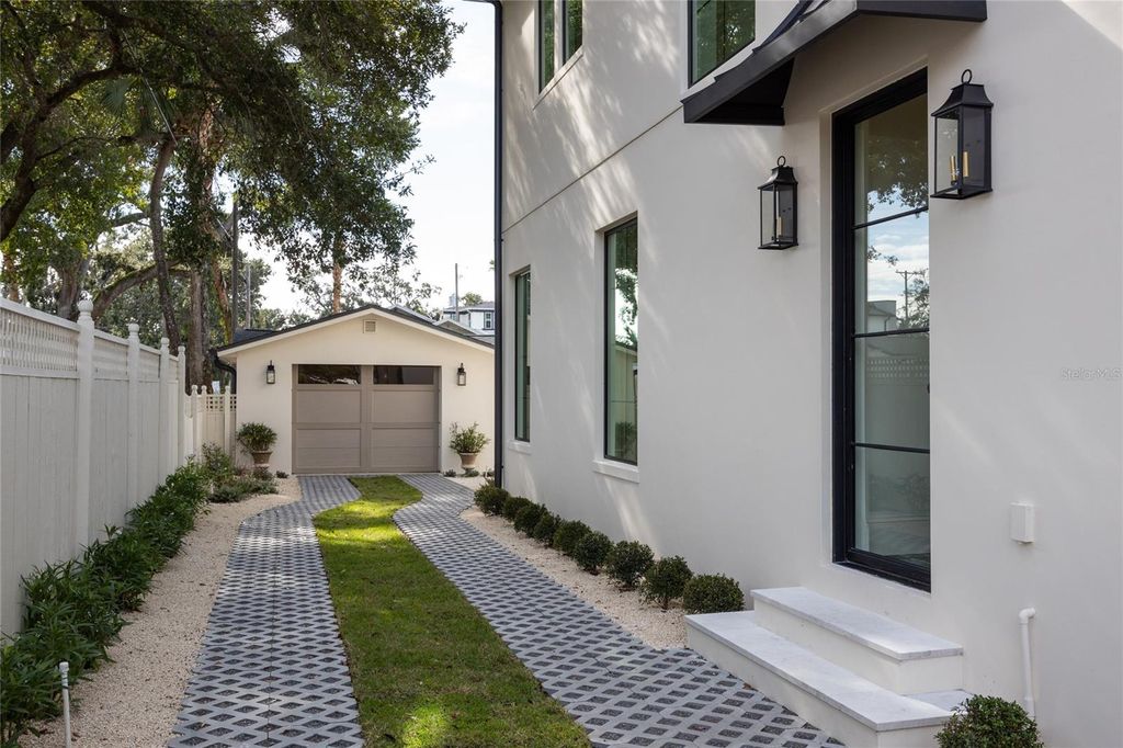 Photo of 706 W Amelia Avenue, Tampa, FL 33602 (MLS # TB8450709)