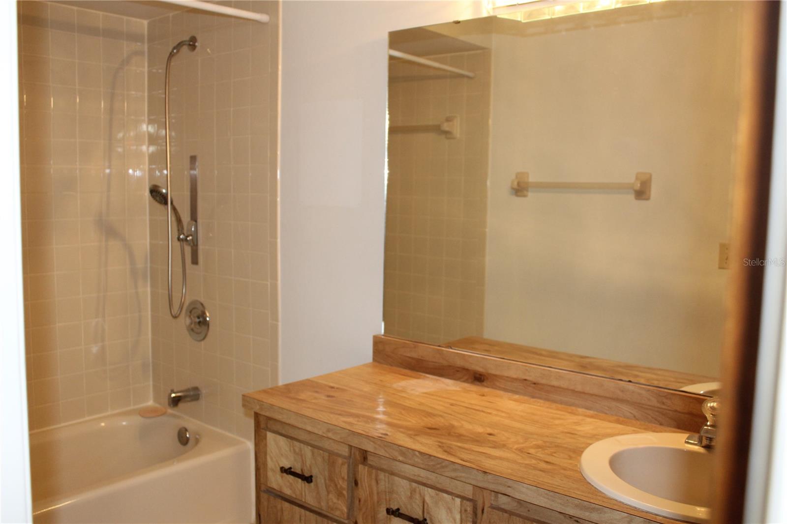 VILLAGE GREEN PH 02 - Residential