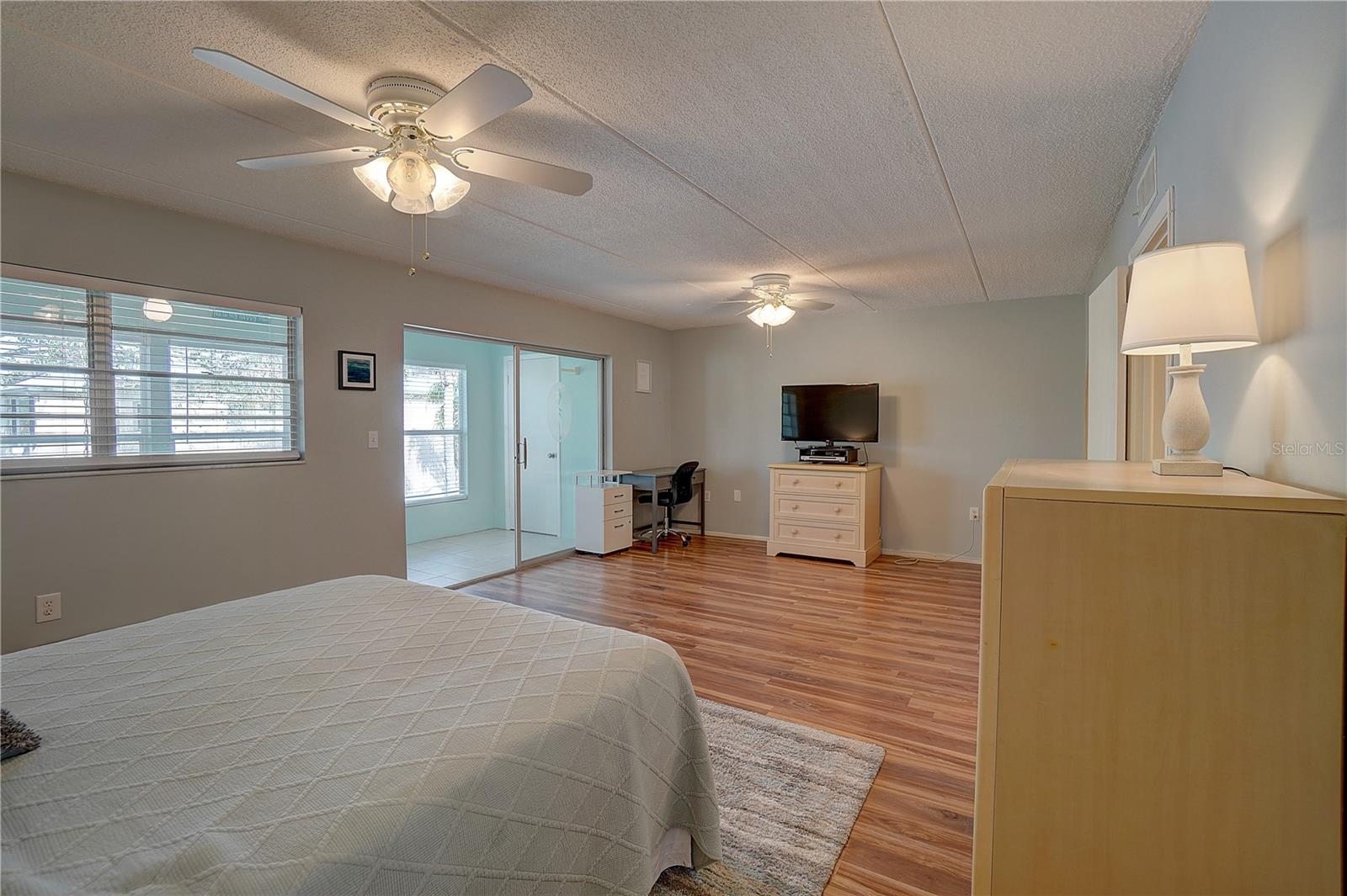 SEMINOLE SQUARE APTS - Residential