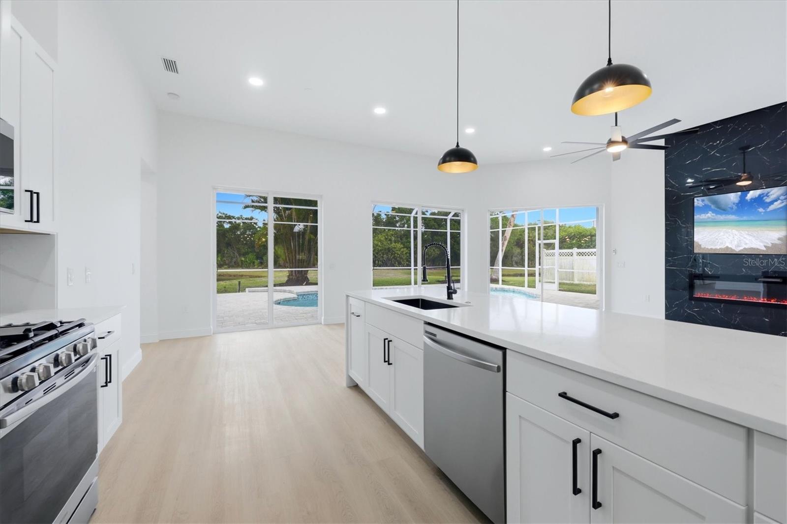 CHARLESTON POINTE PH A AT UNIV PLACE - Residential