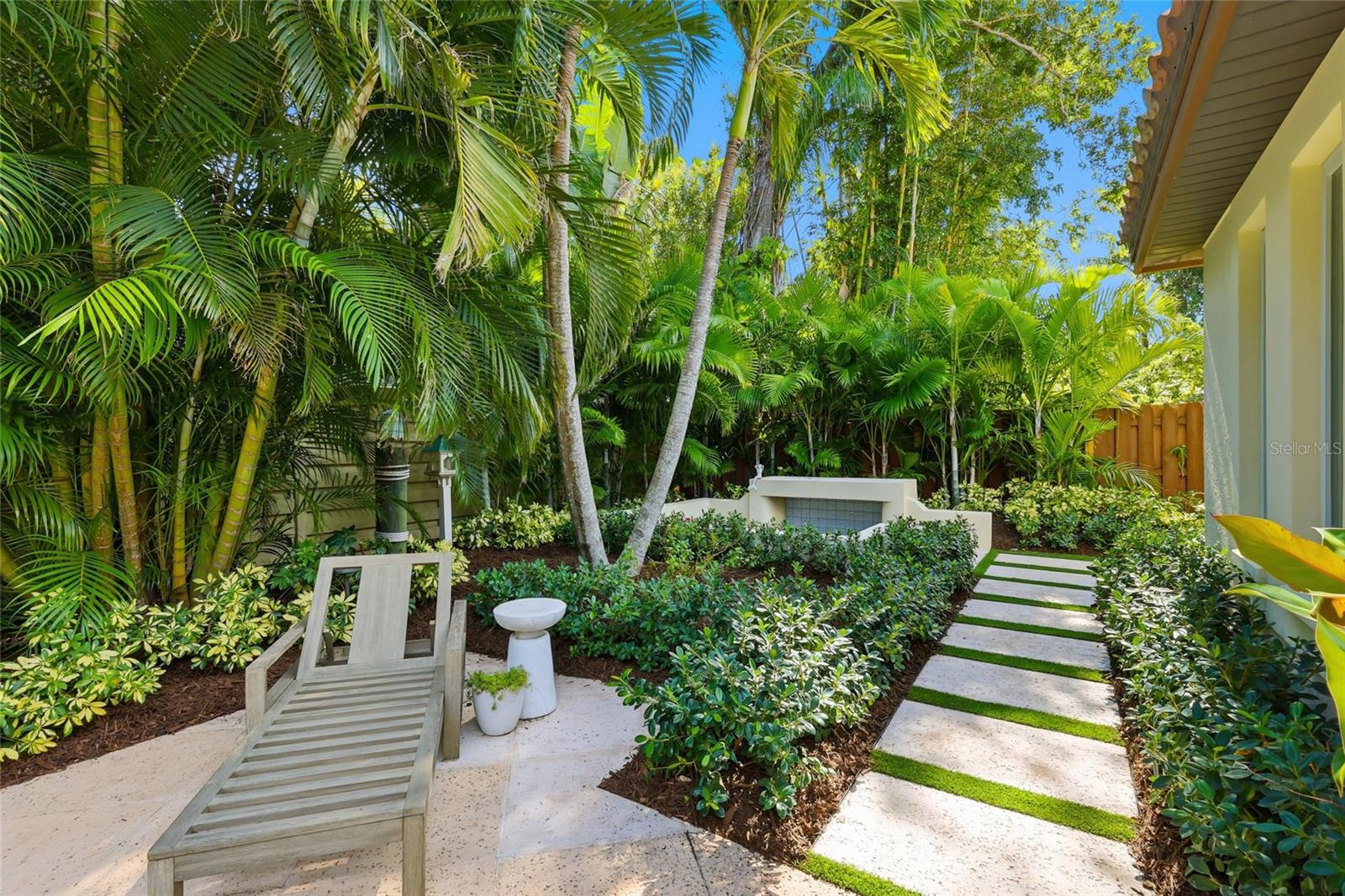 SAPPHIRE SHORES - Residential