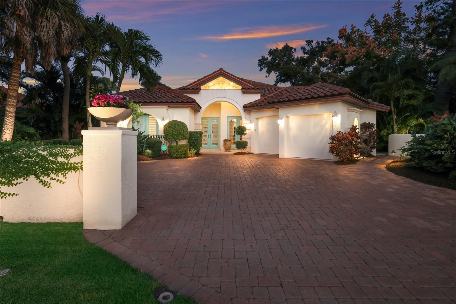 SAPPHIRE SHORES - Residential