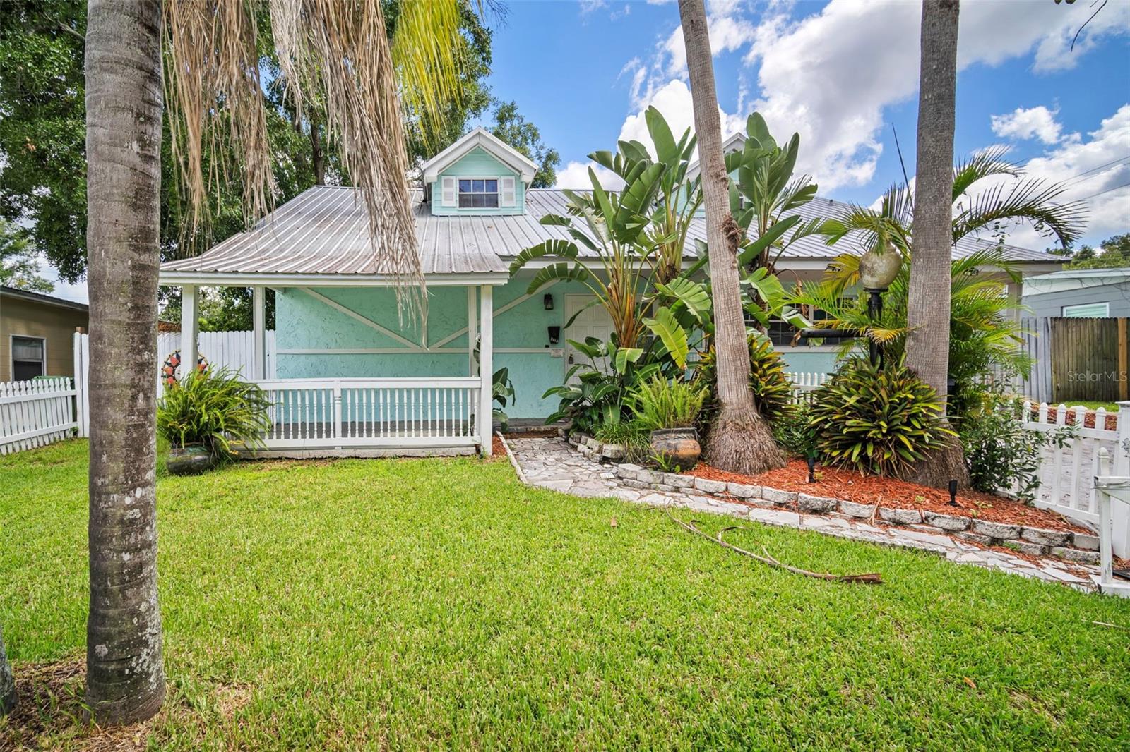 ??? PRICE DROP in Seminole Heights! YES
This 4 bed / 3 bath eclectic Key West-style home is artist-owned and FULL of personality — just steps from the river in the historic Seminole Crest neighborhood!
Stainless steel appliances, Sleek cabinetry + granite countertops, New AC (2022) + water heater, Home warranty INCLUDED, And SO much artistic flair you have to see it to believe it !!!
Homes like this don’t come around often — and definitely not at this NEW LOWER PRICE !!
Message me to schedule your private tour before it’s gone!