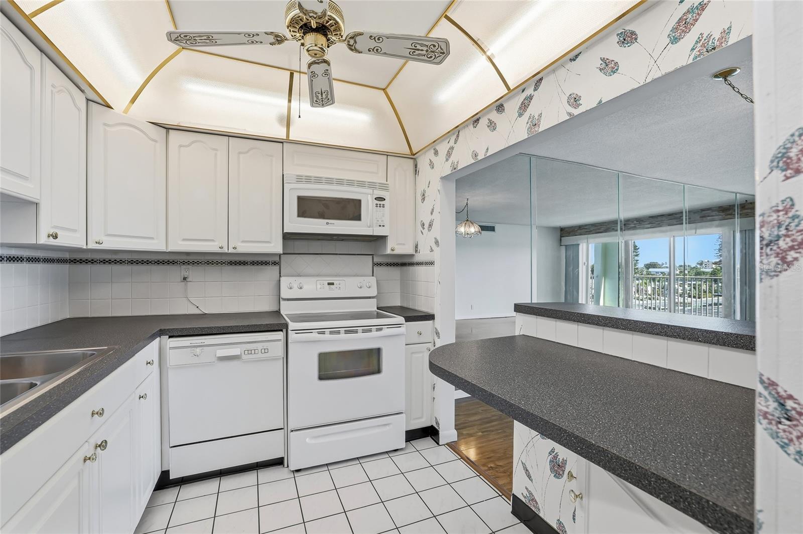 THREE PALMS POINTE CONDO - Residential