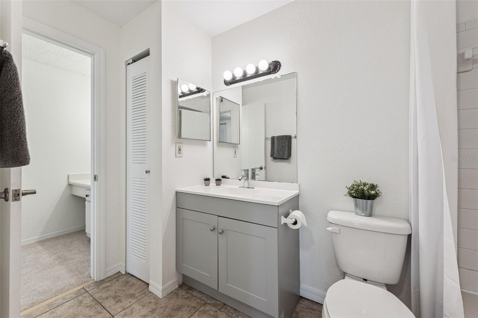 VENETIAN PLACE - Residential