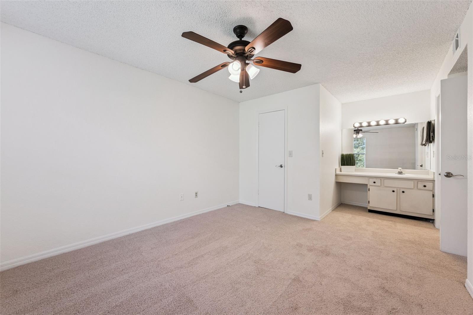 VENETIAN PLACE - Residential