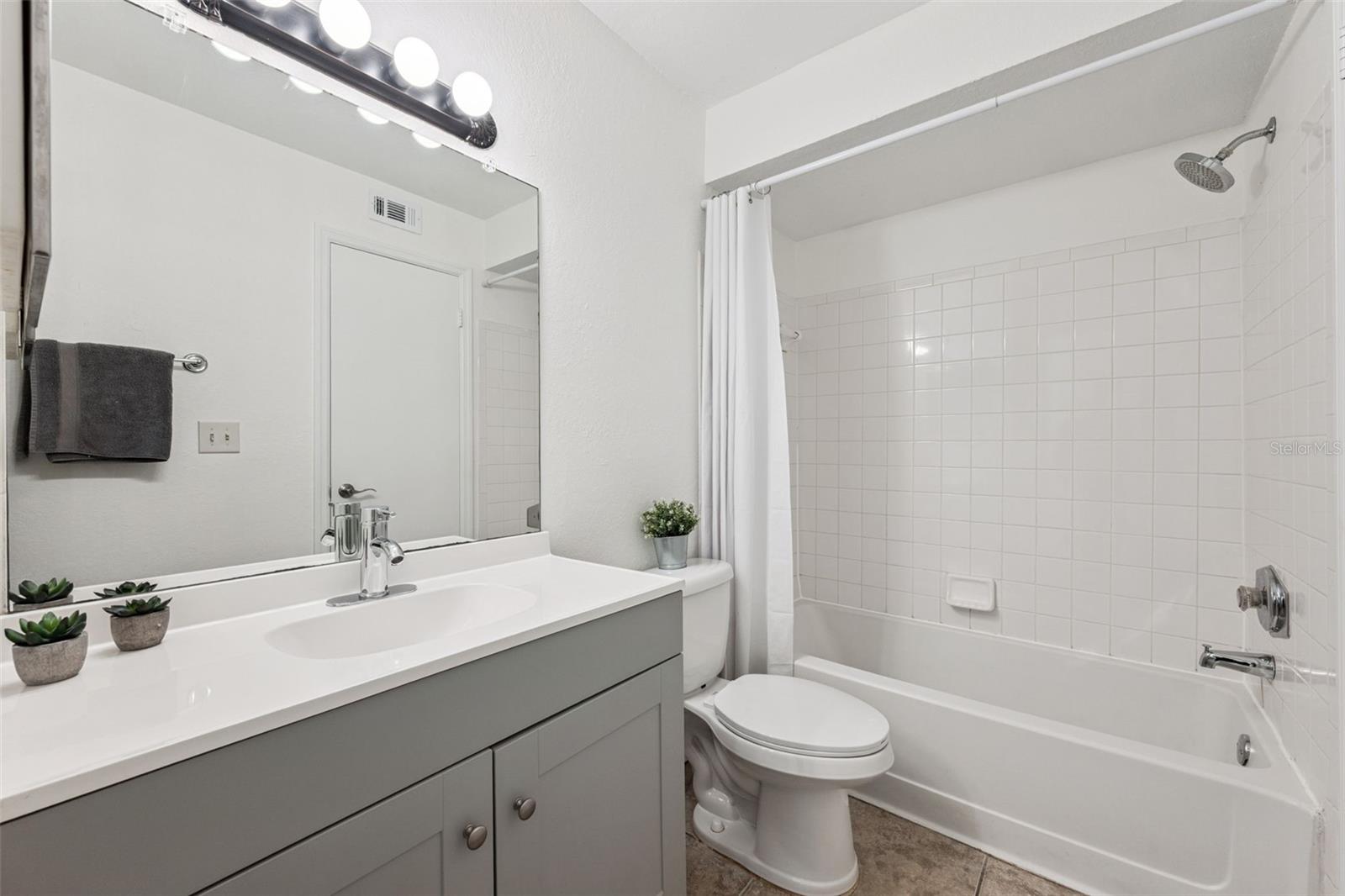 VENETIAN PLACE - Residential