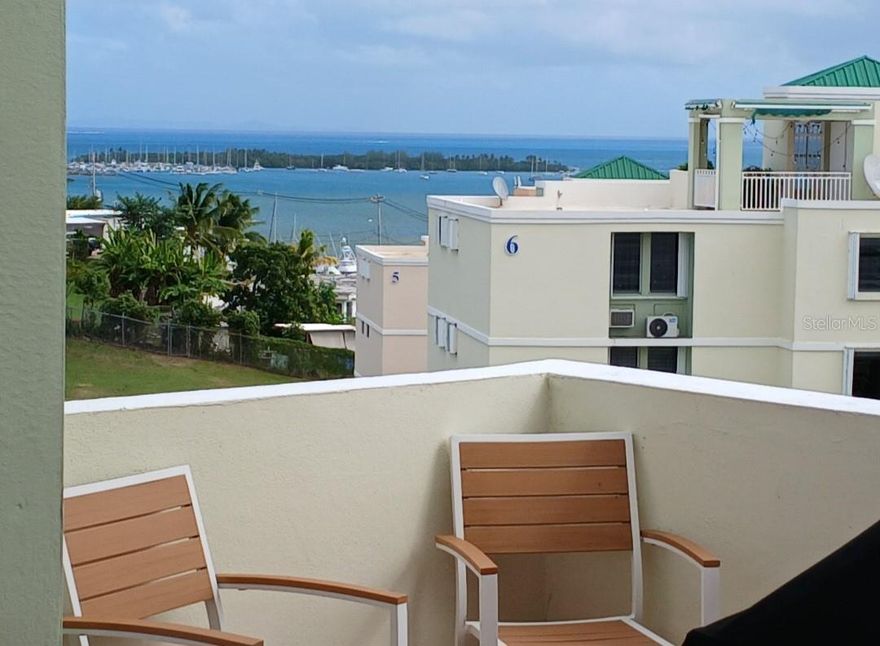 Amazing Penthouse, beautiful views to the sea and El Yunque mountains. Surrounded by major Marinas (Sun Bay, Puerto Chico and Villa Marina). This newly renovated apartments include new appliances, furniture and new small kitchen on the upstairs terrace.
Just minutes away from beaches and great restaurants.