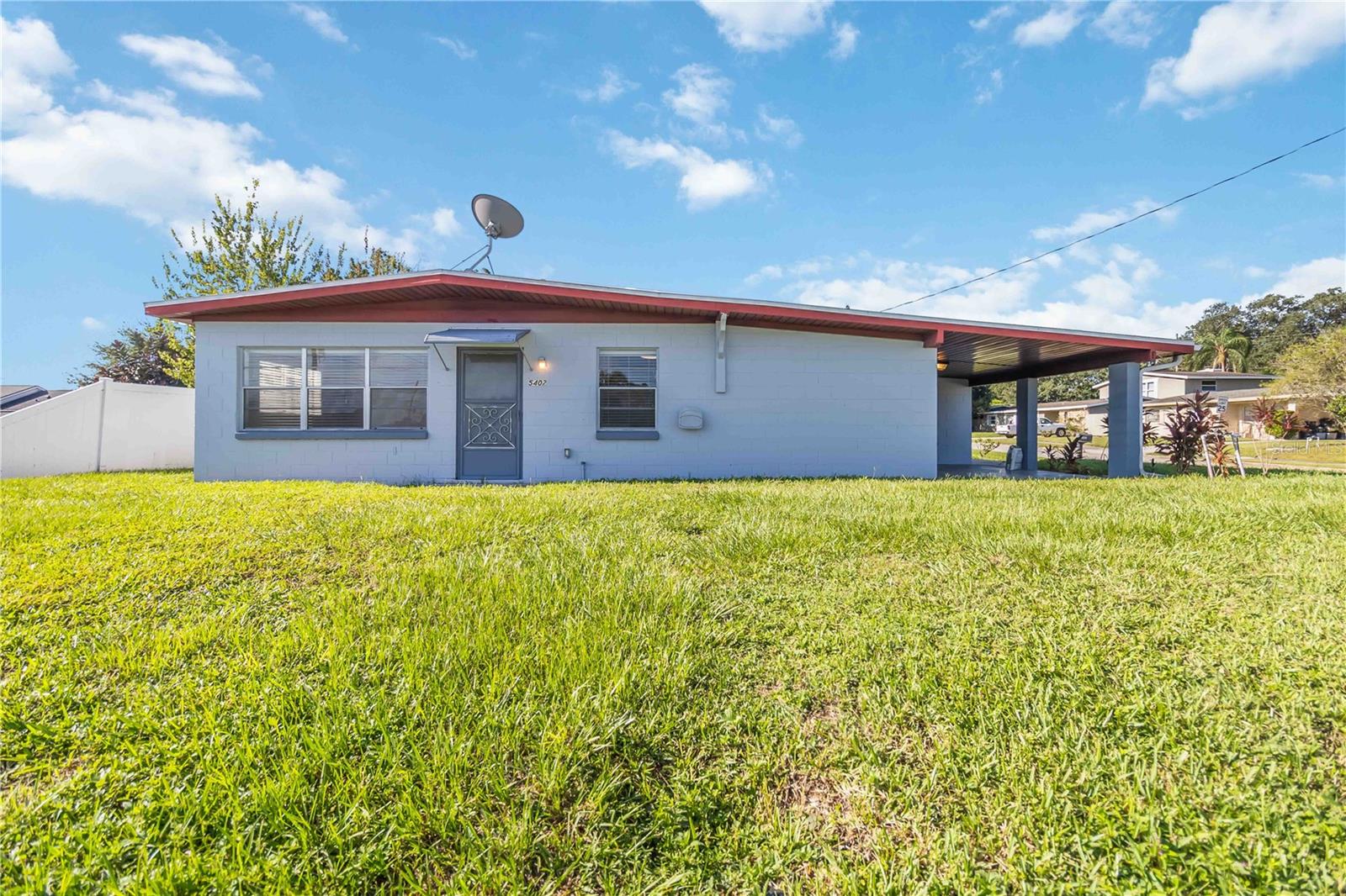 Curry Ford/Semoran area 3br 1ba home, with BONUS ROOM at entry. Neutral paint colors inside tiles in
bathroom, This home features ALL TILE floors, and is located on a corner lot on Curry Ford Rd. 1 car carport,
spacious back yard with storage shed. Pets ok with owner approval. LOCATION allows for a short commute to
Orlando International Airport and Downtown Orlando. Tenants will be required to obtain renter's insurance that
includes $300,000 of liability coverage. Move in ready.