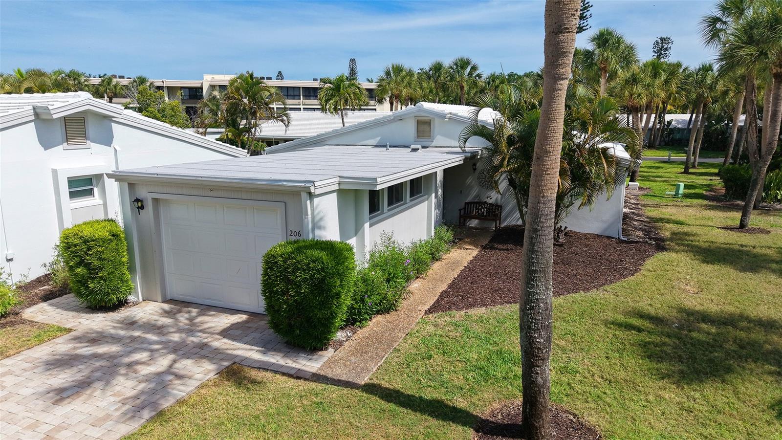 WHISPERING SANDS - Residential