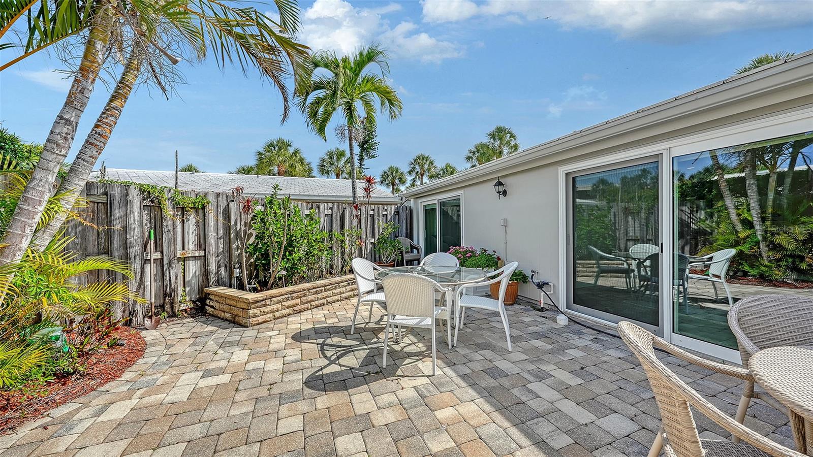 WHISPERING SANDS - Residential