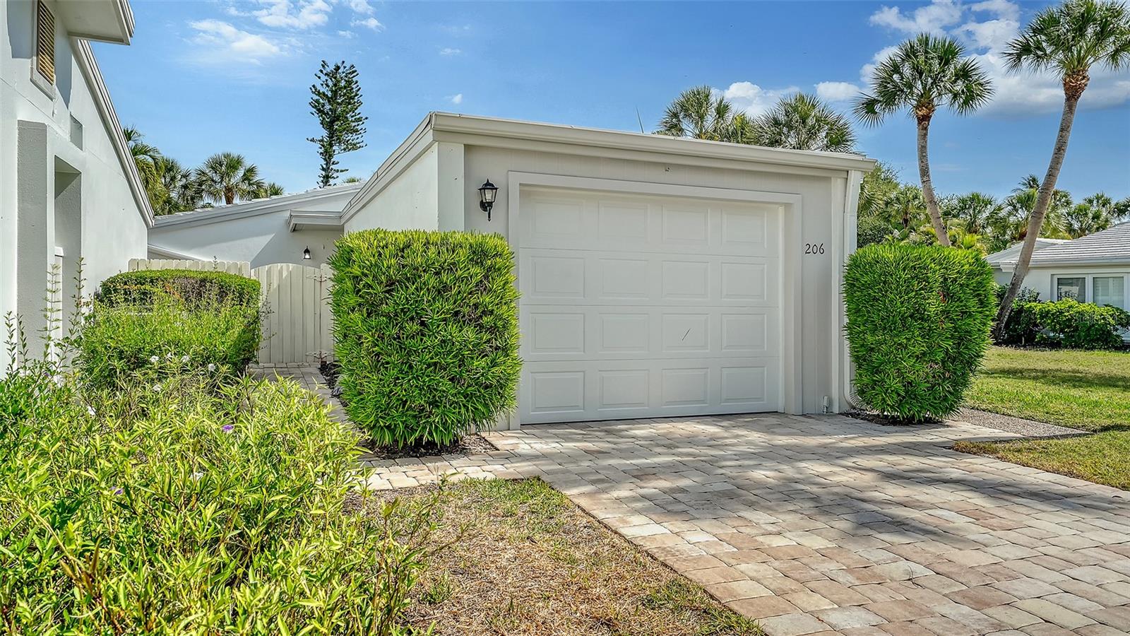 WHISPERING SANDS - Residential