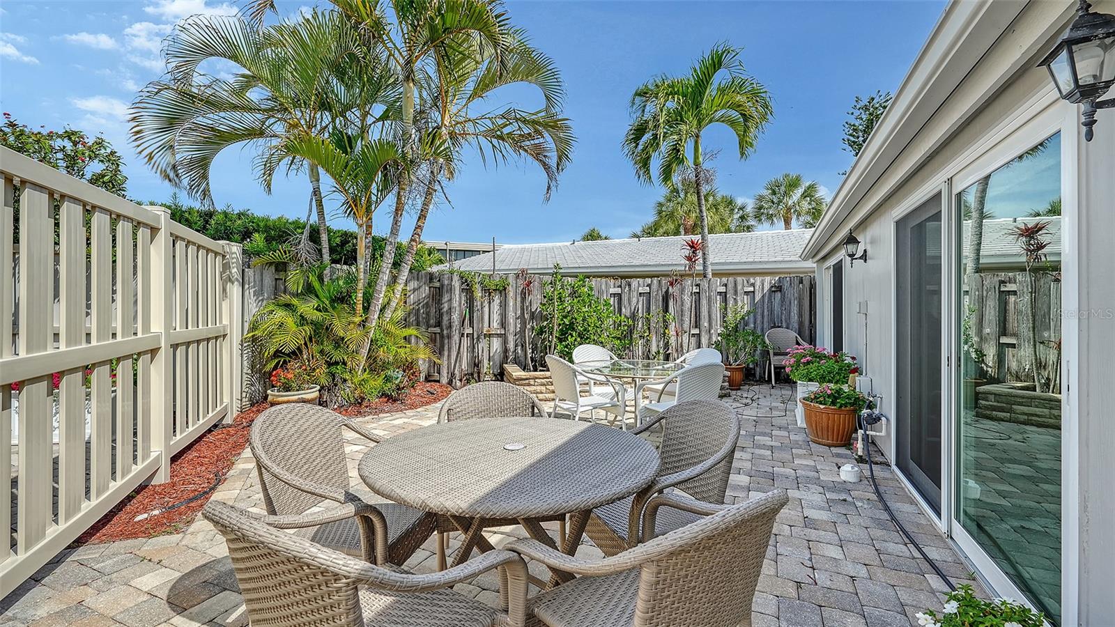 WHISPERING SANDS - Residential