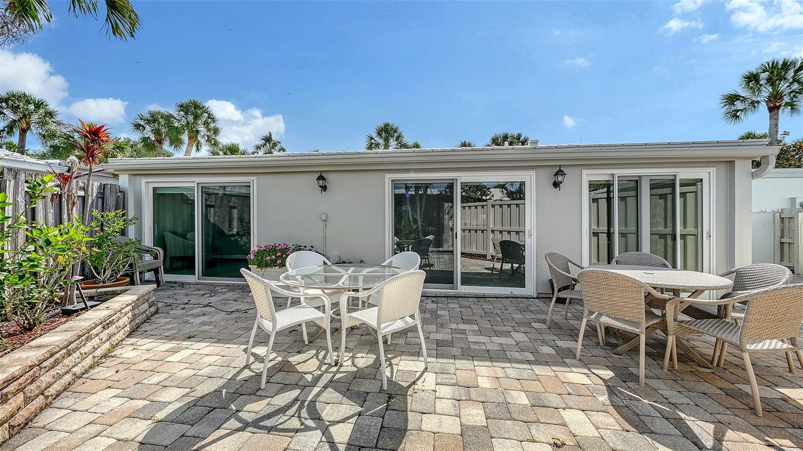 WHISPERING SANDS - Residential