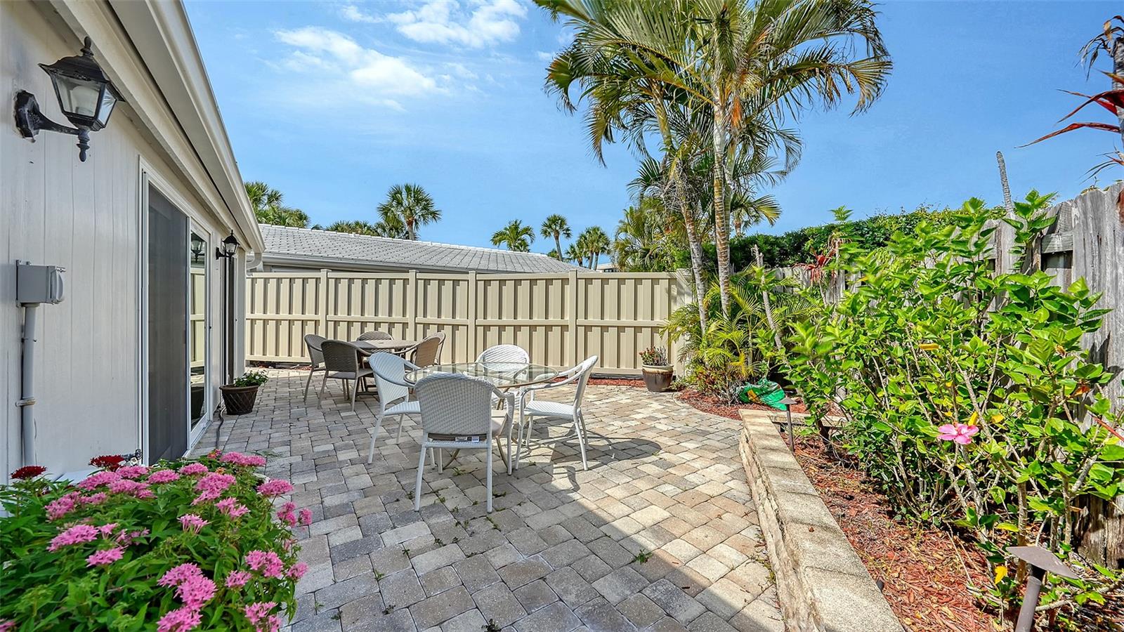 WHISPERING SANDS - Residential