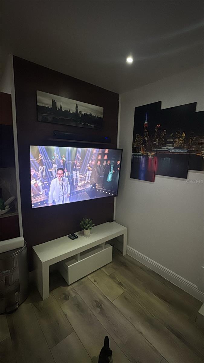 WILSHIRE OAKS - Residential Lease