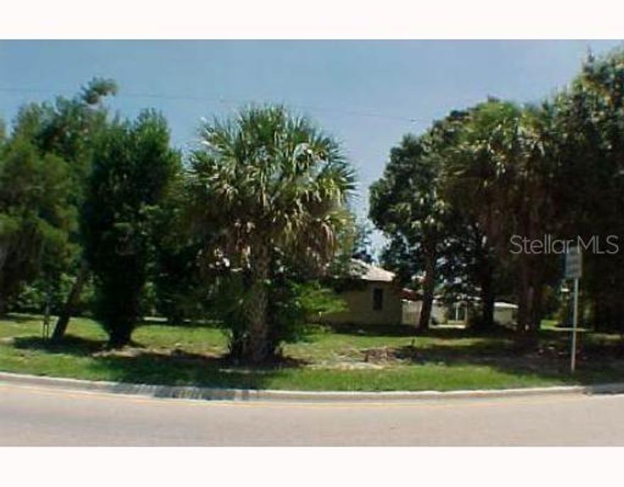 CORNER LOT LOCATED IN CITY LIMITS OF ARCADIA. CORNER OF STATE RD 70 EAST BOUND (MAGNOLIA ST) AND MANATEE AVE. GREAT OPPORTUNITY FOR SMALL BUSINESS OR HOUSE.