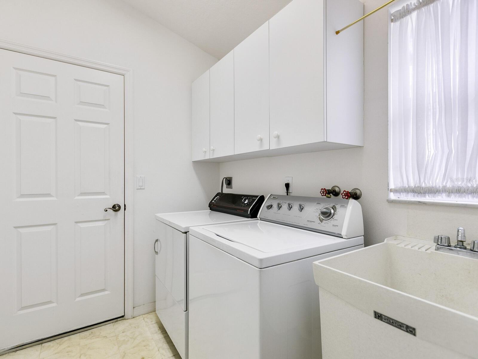 LAKESIDE WOODS - Residential