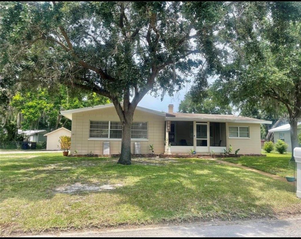 Photo of 208 Lake Dale Dr, Auburndale, FL 33823 (MLS # O6384835)