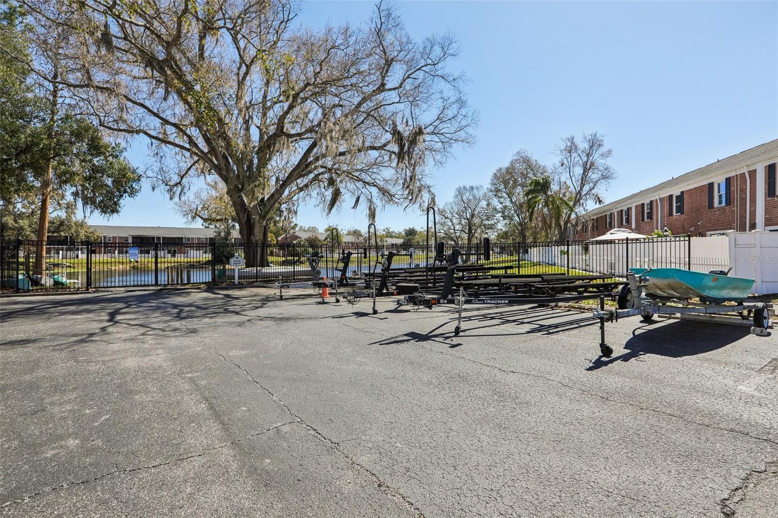 WHISPERING OAKS - Residential