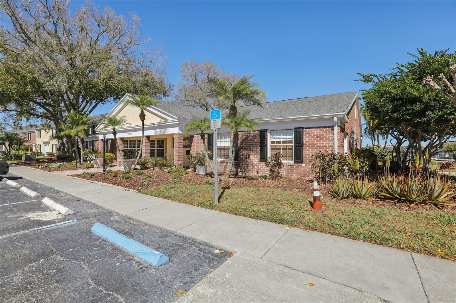 WHISPERING OAKS - Residential