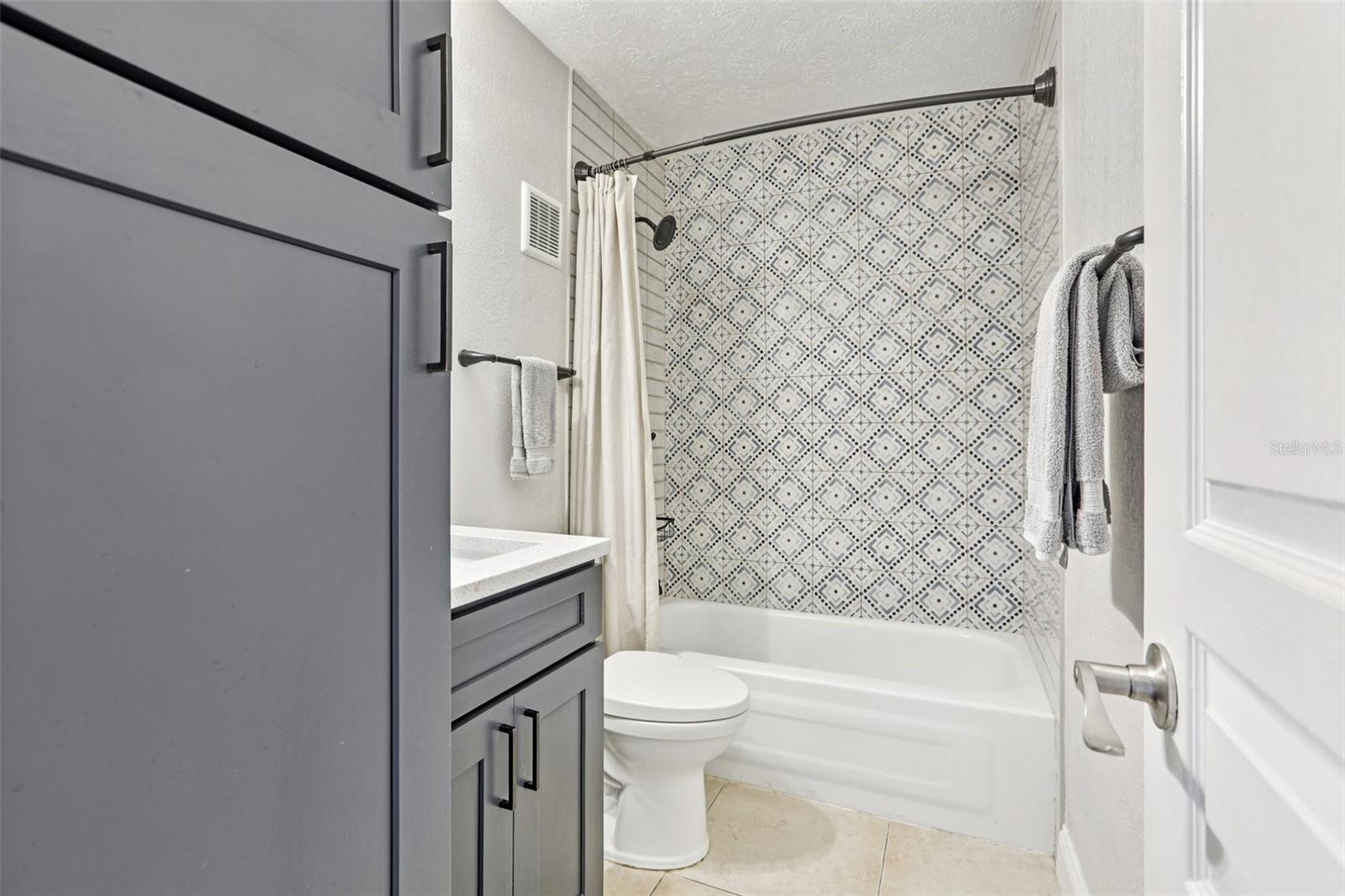 WHISPERING OAKS - Residential