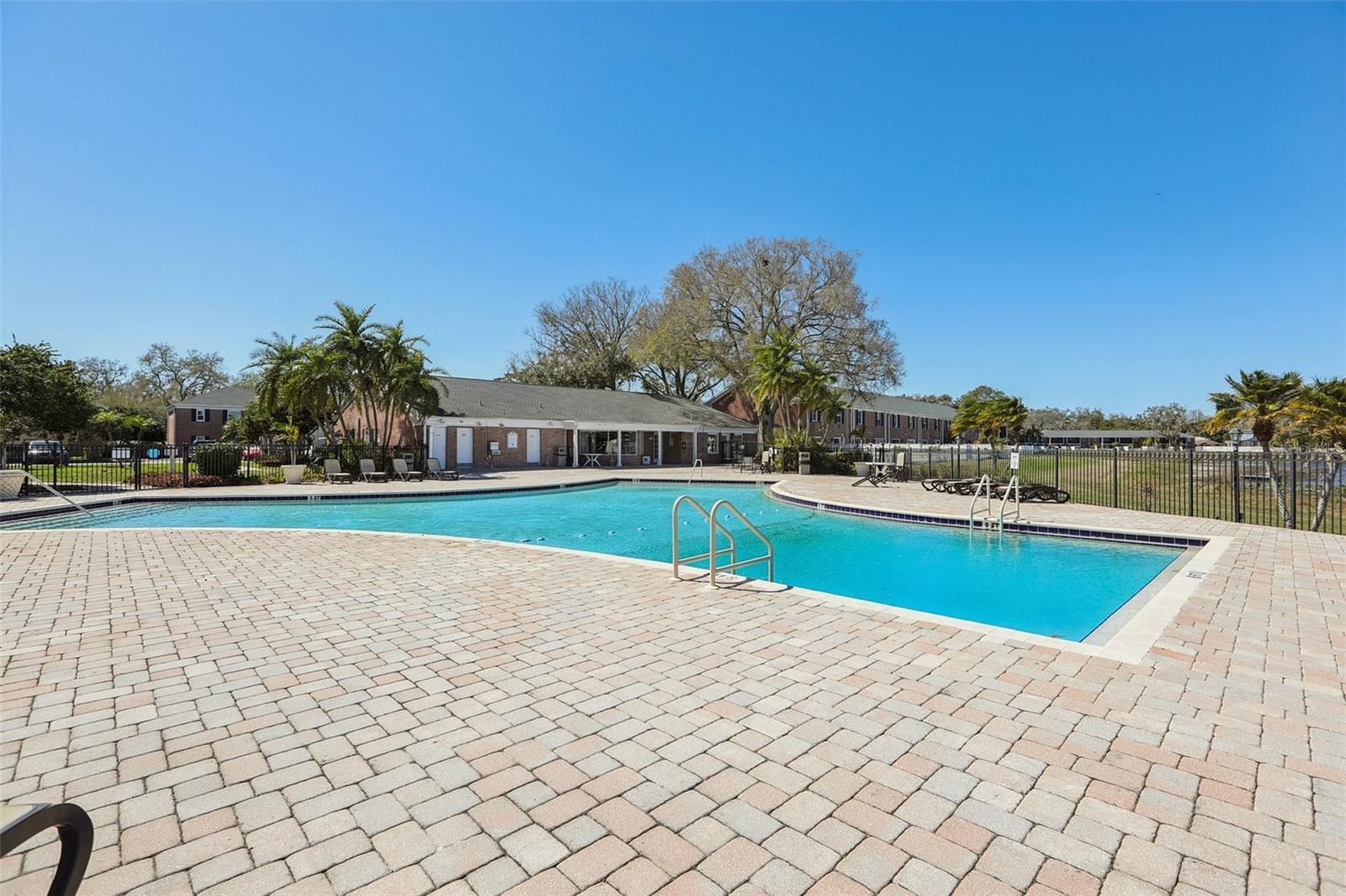 WHISPERING OAKS - Residential