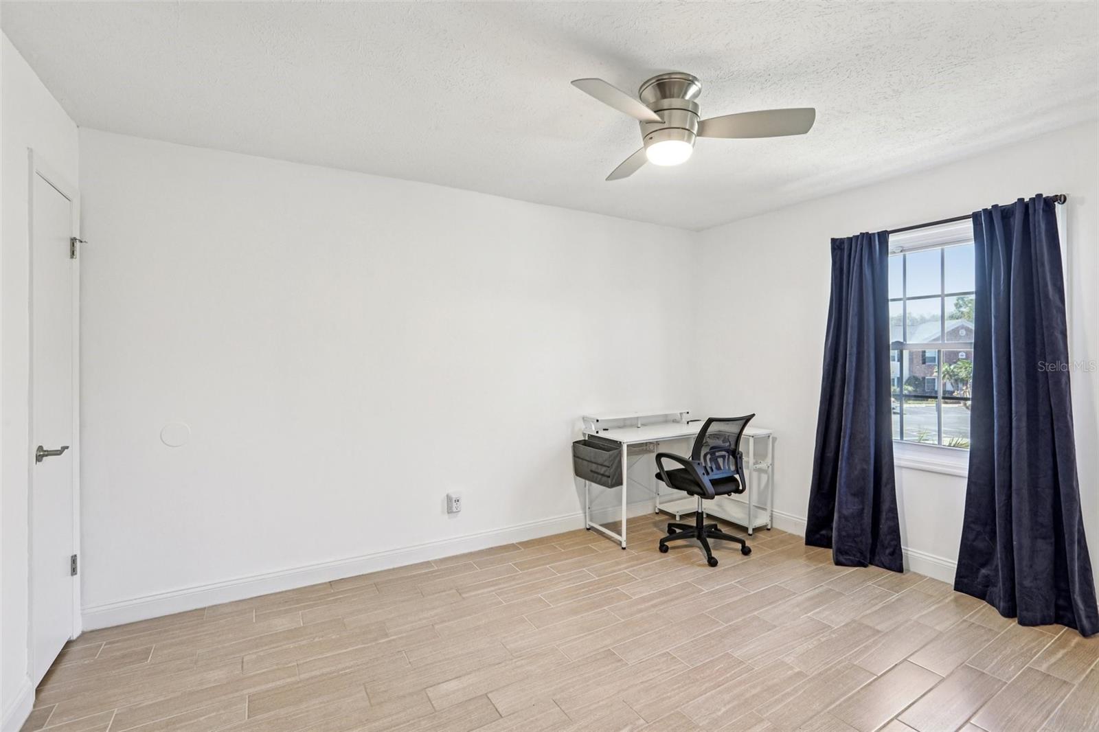 WHISPERING OAKS - Residential