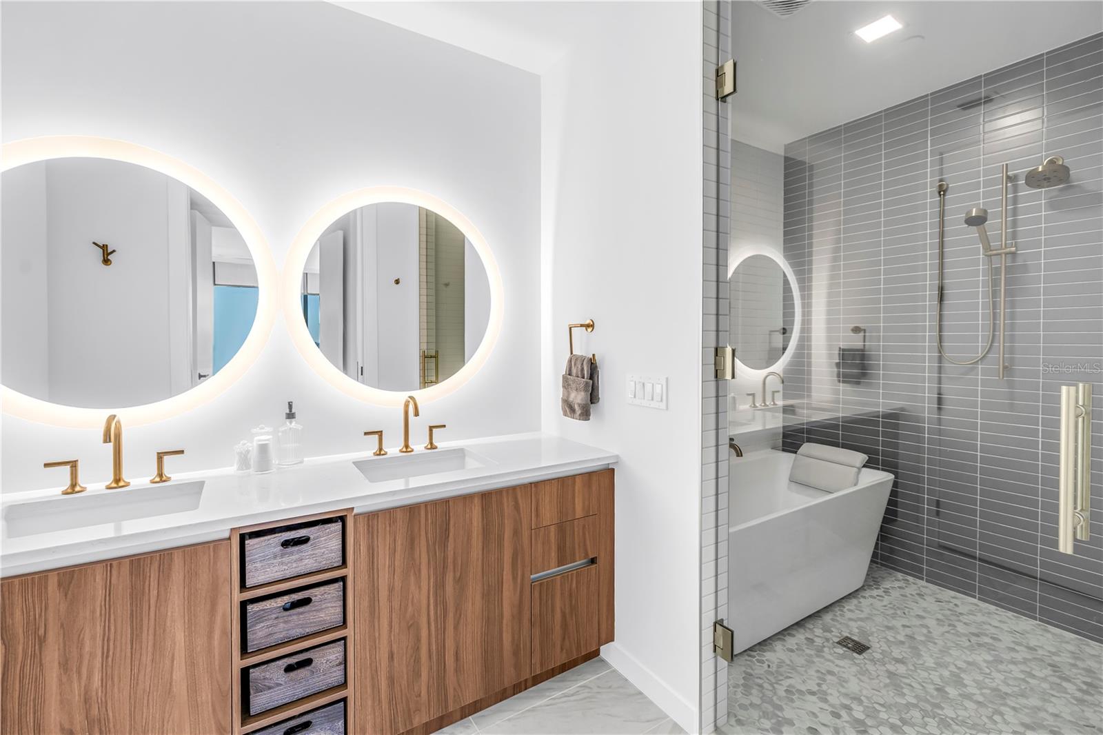 REFLECTION CONDO - Residential