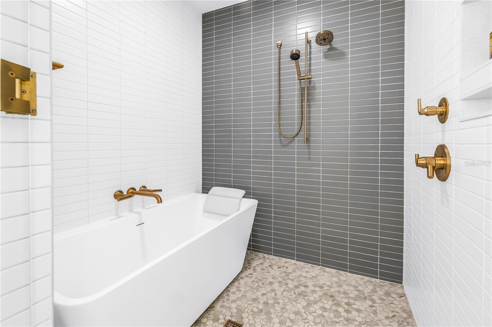 REFLECTION CONDO - Residential