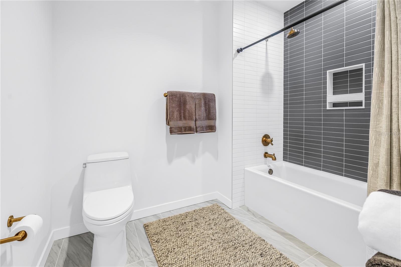 REFLECTION CONDO - Residential