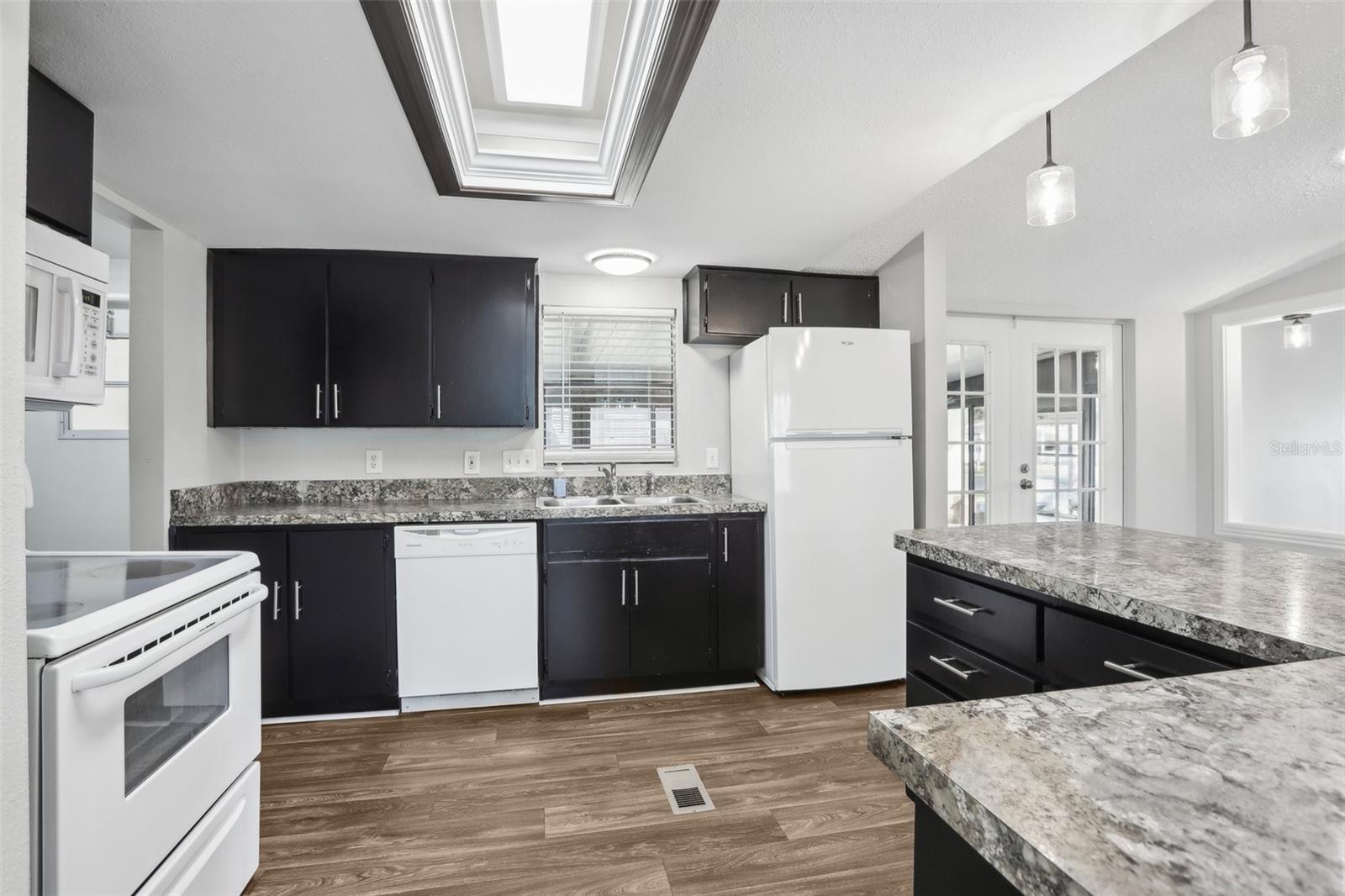 TIMBER LAKE ESTATES - Residential Lease