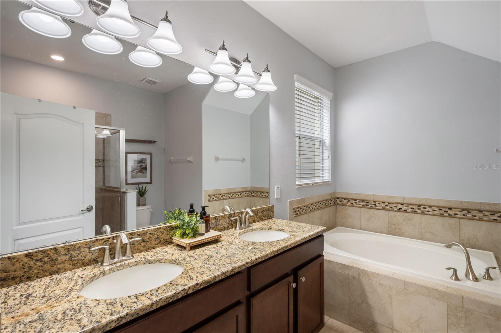 SIGNATURE LAKES - Residential