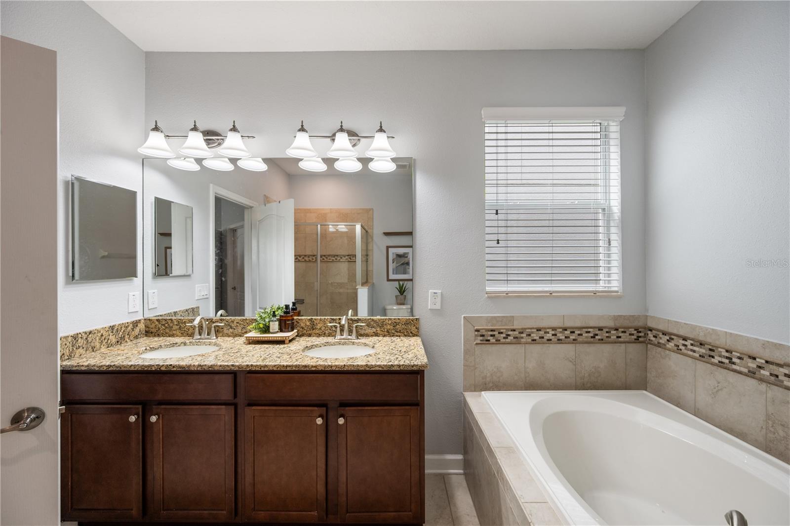 SIGNATURE LAKES - Residential