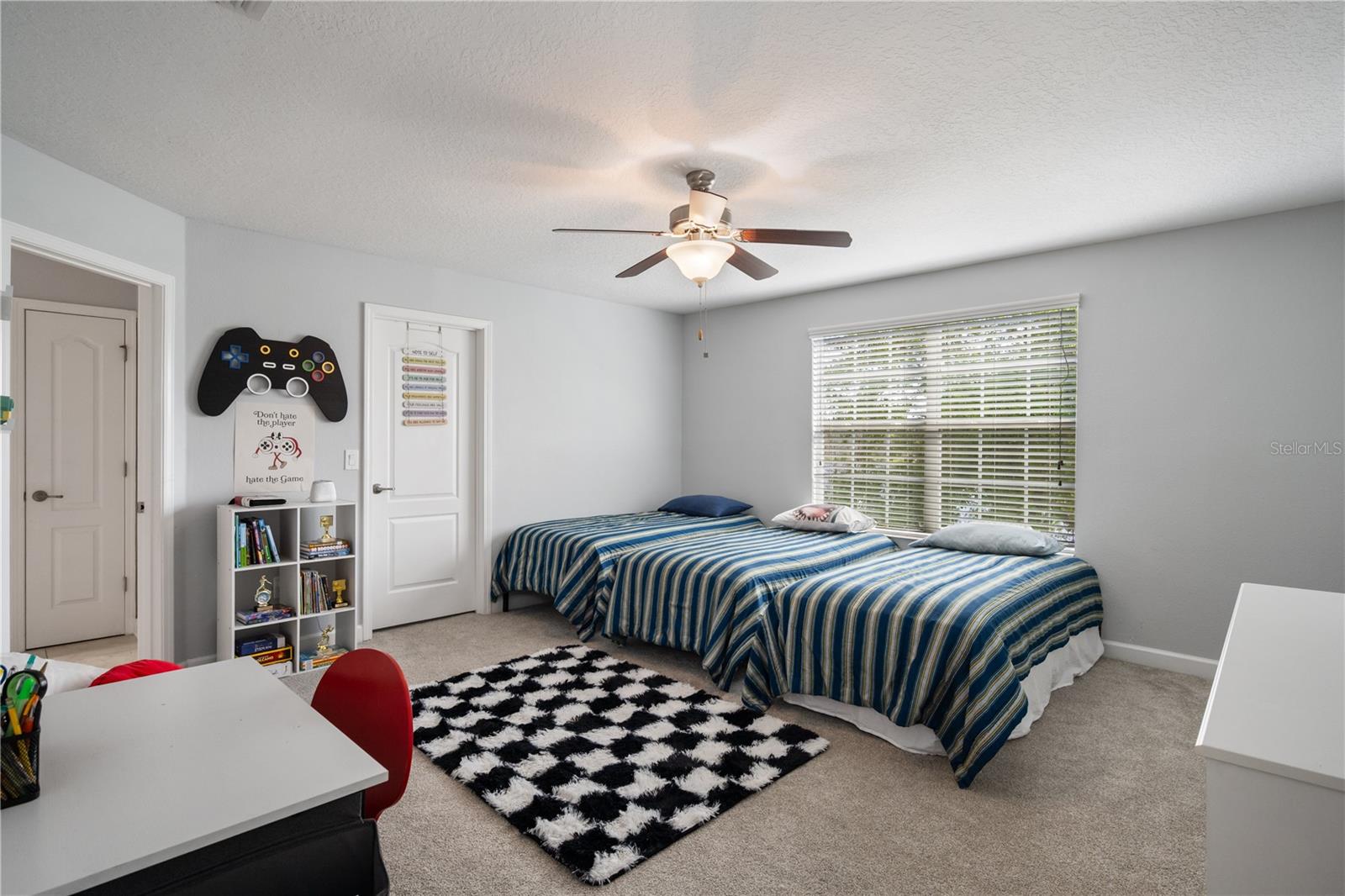 SIGNATURE LAKES - Residential