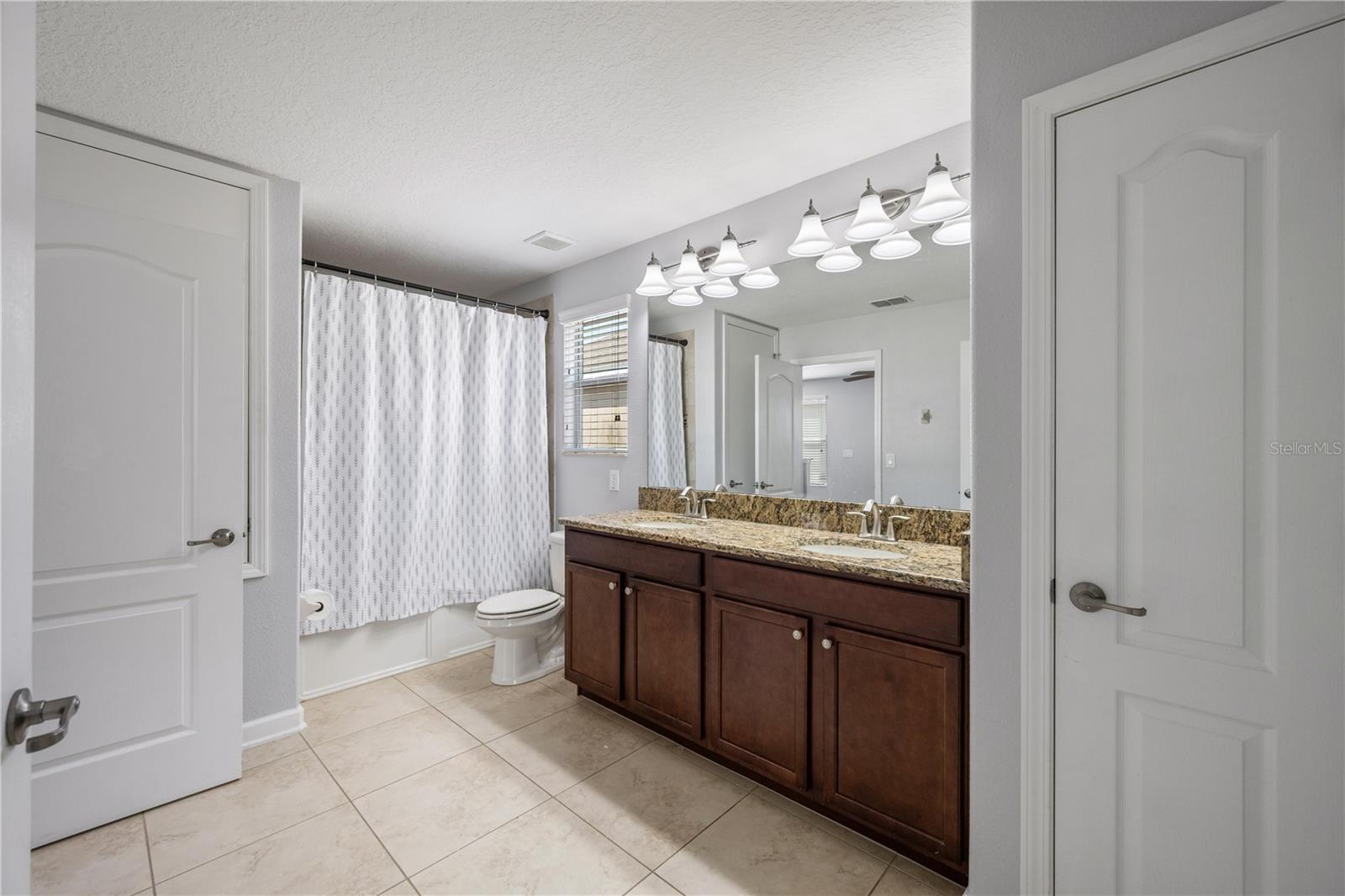 SIGNATURE LAKES - Residential