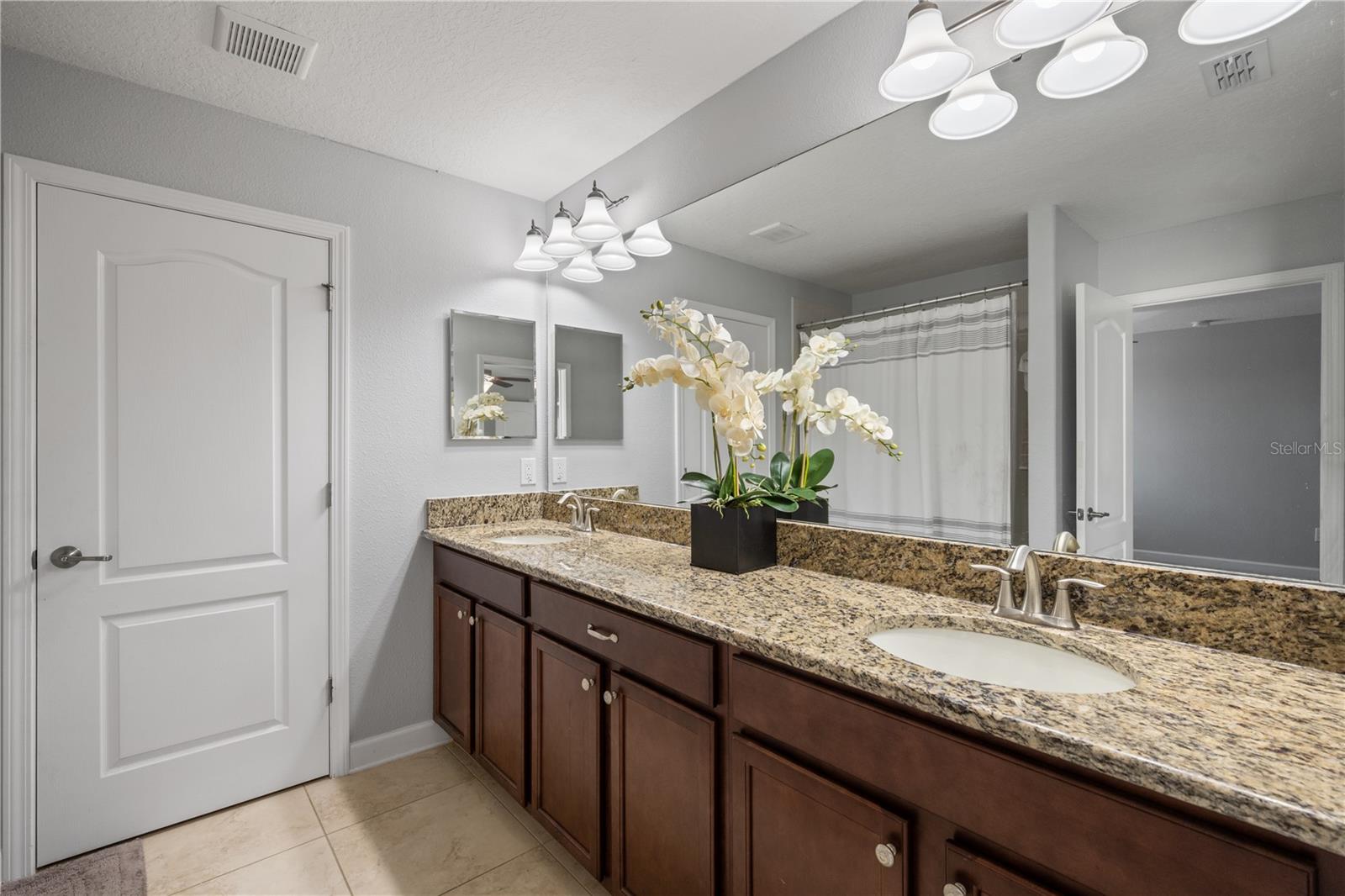 SIGNATURE LAKES - Residential