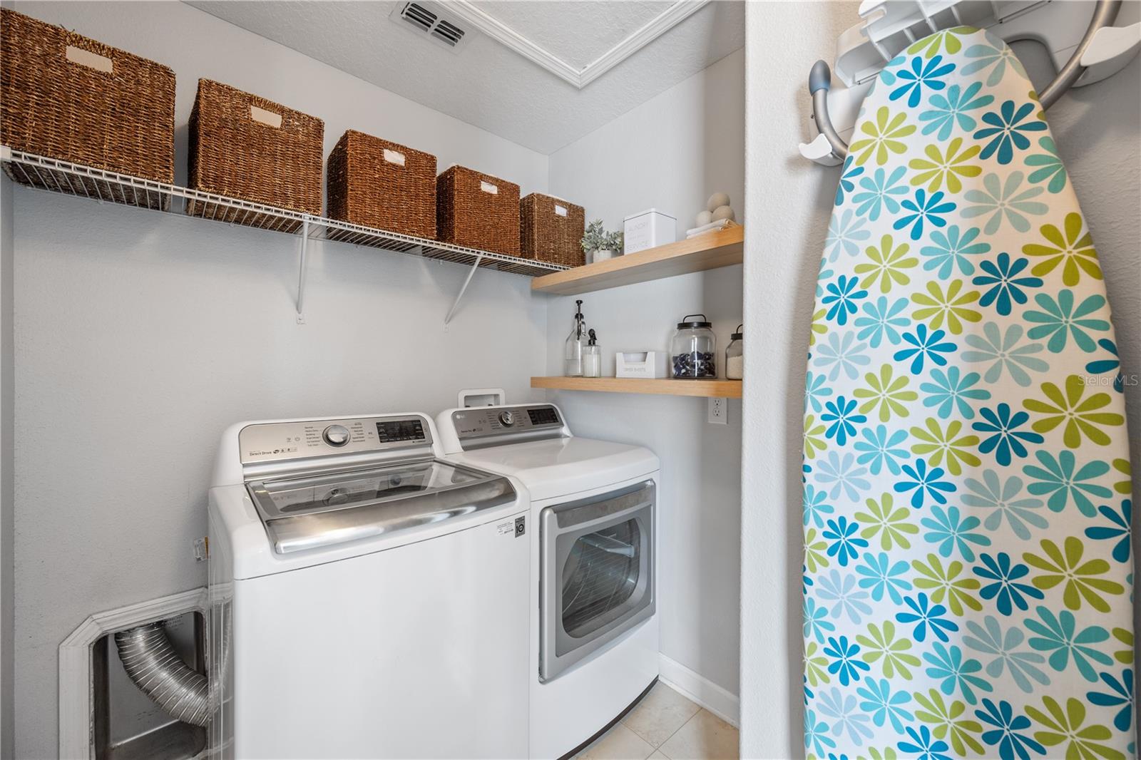 SIGNATURE LAKES - Residential