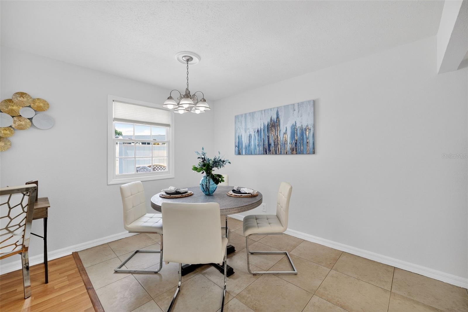 WHISPERING OAKS - Residential