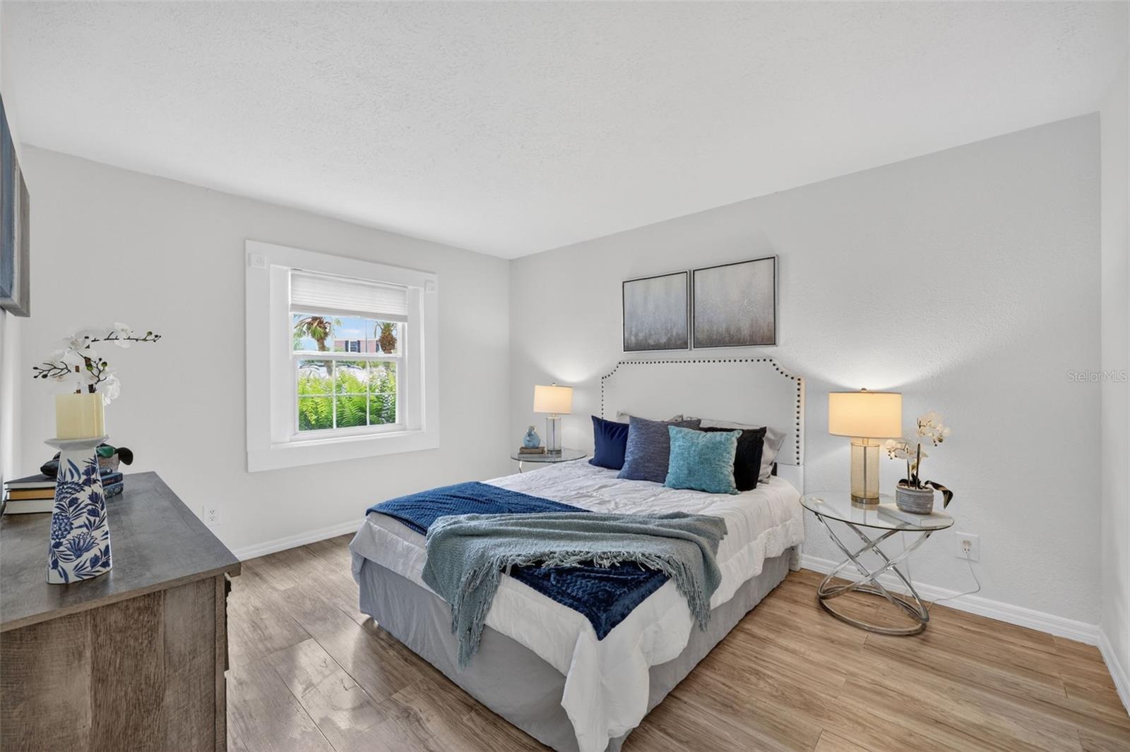 WHISPERING OAKS - Residential