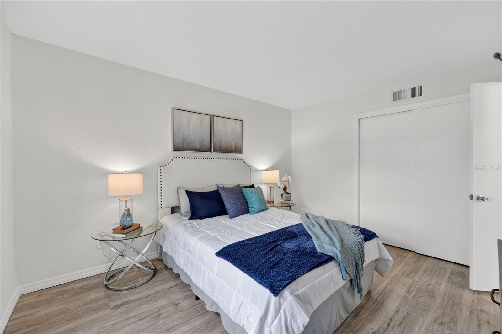 WHISPERING OAKS - Residential