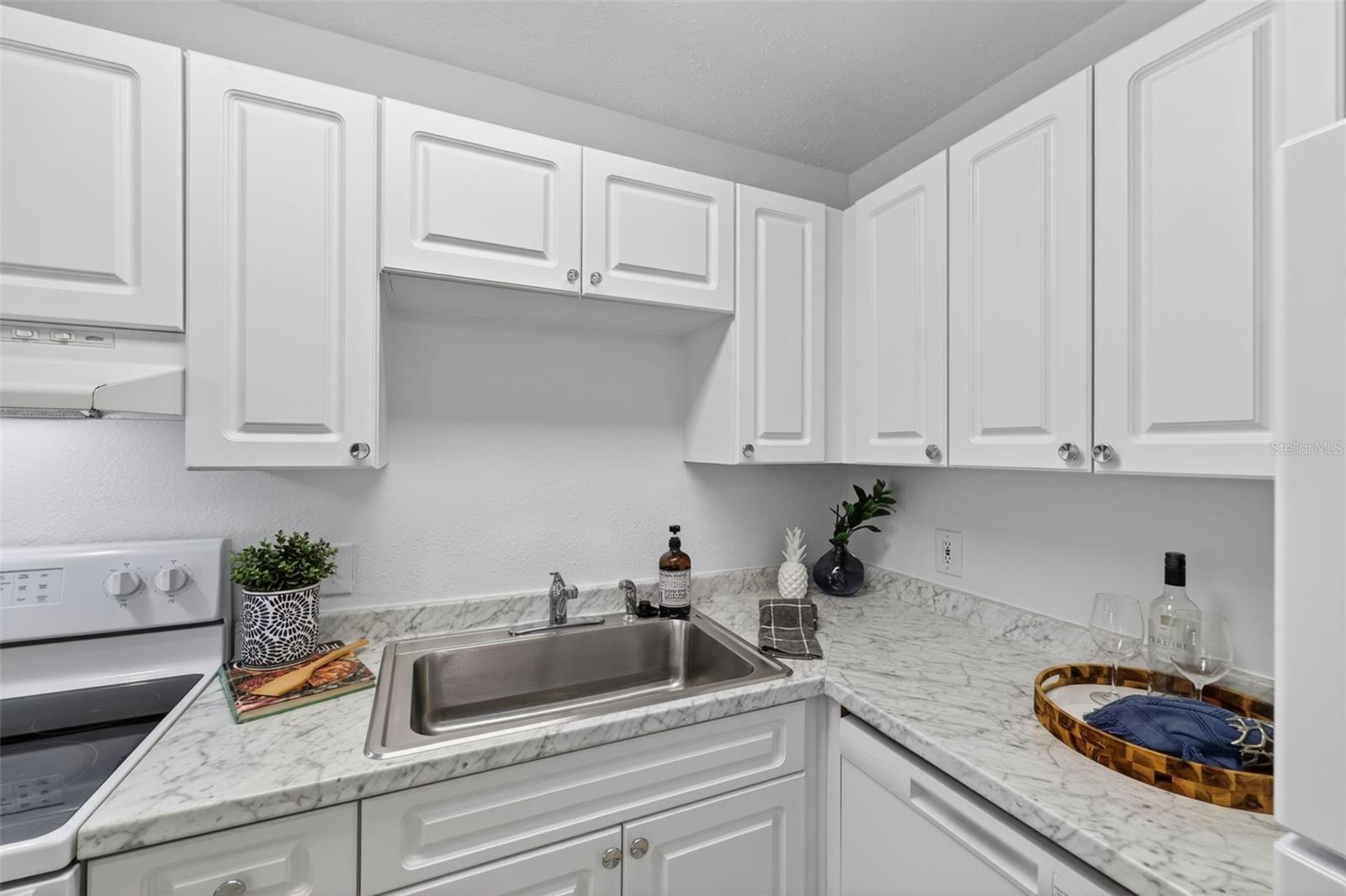 WHISPERING OAKS - Residential