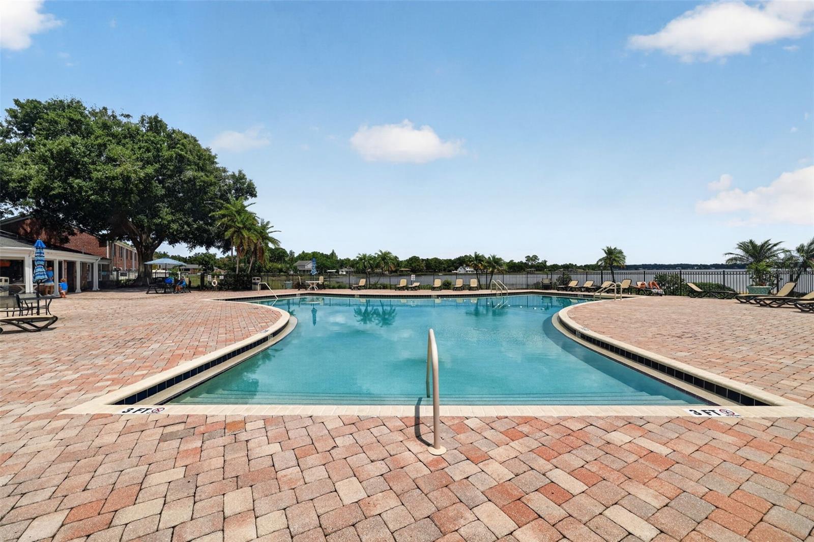 WHISPERING OAKS - Residential